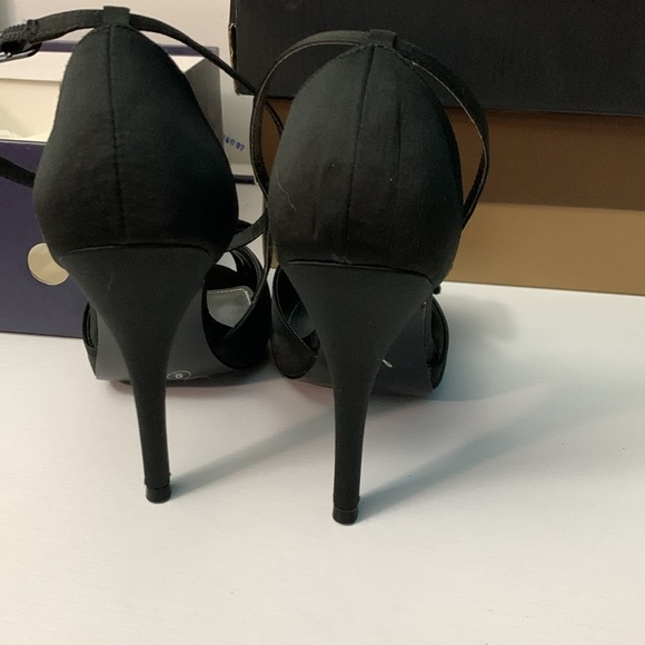 Black peep toed heels with bow accent - Picture 3 of 4